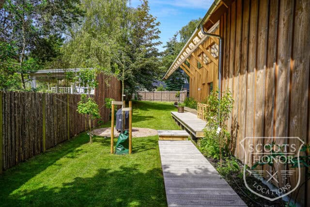 villa modern arkitektur skåne träbeklädnad grönt kök location sweden scoutshonor 016