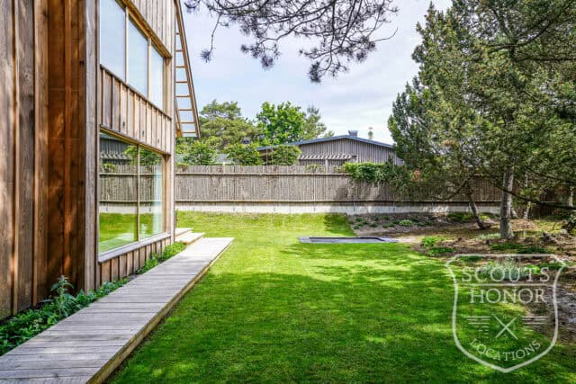 villa modern arkitektur skåne träbeklädnad grönt kök location sweden scoutshonor 018