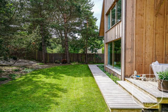 villa modern arkitektur skåne träbeklädnad grönt kök location sweden scoutshonor 019