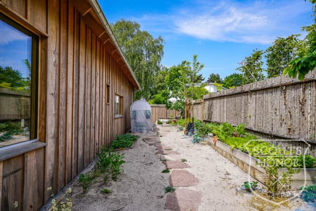 villa modern arkitektur skåne träbeklädnad grönt kök location sweden scoutshonor 021