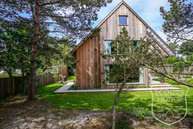 villa modern arkitektur skåne träbeklädnad grönt kök location sweden scoutshonor 024