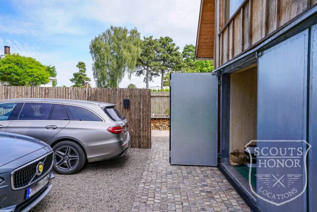 villa modern arkitektur skåne träbeklädnad grönt kök location sweden scoutshonor 026