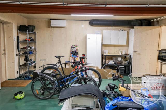 villa modern arkitektur skåne träbeklädnad grönt kök location sweden scoutshonor 029