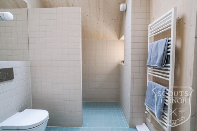 villa modern arkitektur skåne träbeklädnad grönt kök location sweden scoutshonor 039