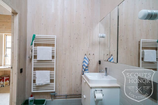 villa modern arkitektur skåne träbeklädnad grönt kök location sweden scoutshonor 051