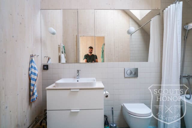 villa modern arkitektur skåne träbeklädnad grönt kök location sweden scoutshonor 055