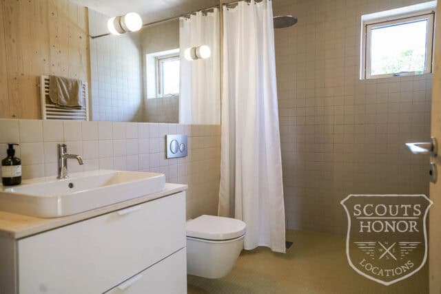 villa modern arkitektur skåne träbeklädnad grönt kök location sweden scoutshonor 076