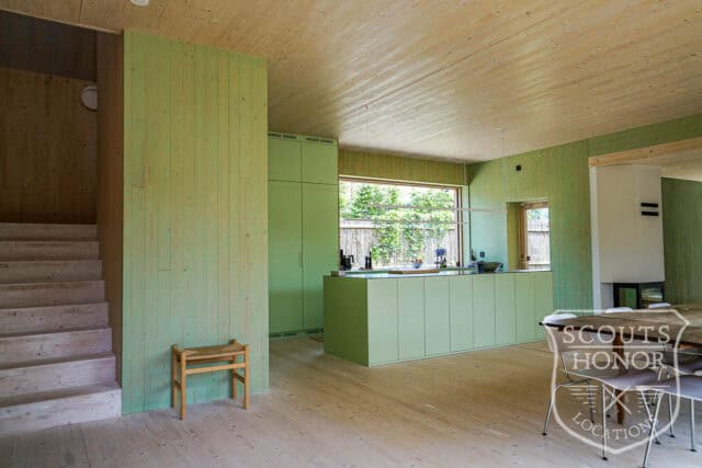 villa modern arkitektur skåne träbeklädnad grönt kök location sweden scoutshonor 087