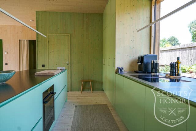 villa modern arkitektur skåne träbeklädnad grönt kök location sweden scoutshonor 090