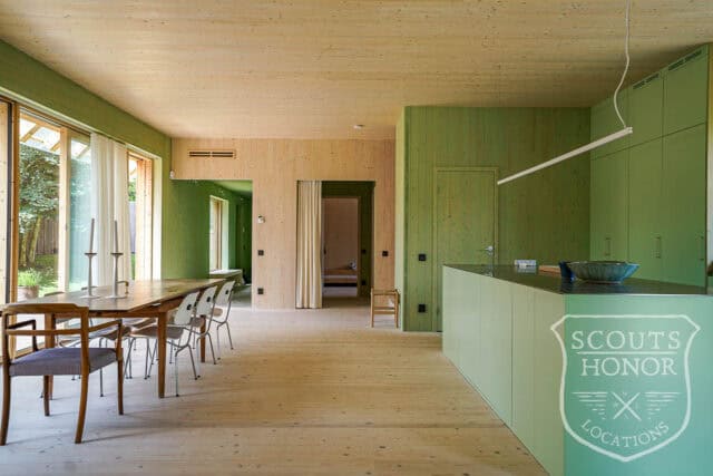 villa modern arkitektur skåne träbeklädnad grönt kök location sweden scoutshonor 095