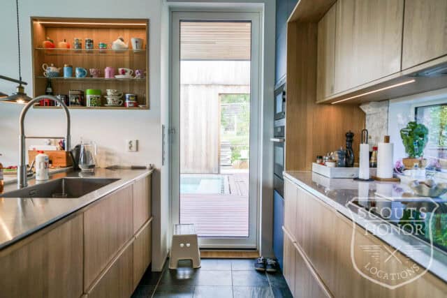 modern arkitektur träfasad utsikt mot natur pool stockholm location sweden scoutshonor 79