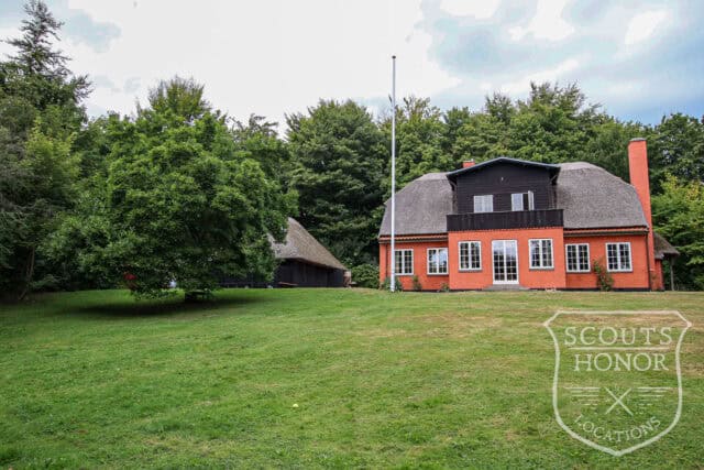 rødt hus stråtækt mødelokale i skoven nordsjælland location denmark scoutshonor 09