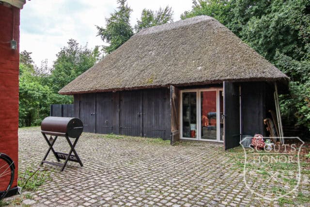 rødt hus stråtækt mødelokale i skoven nordsjælland location denmark scoutshonor 21