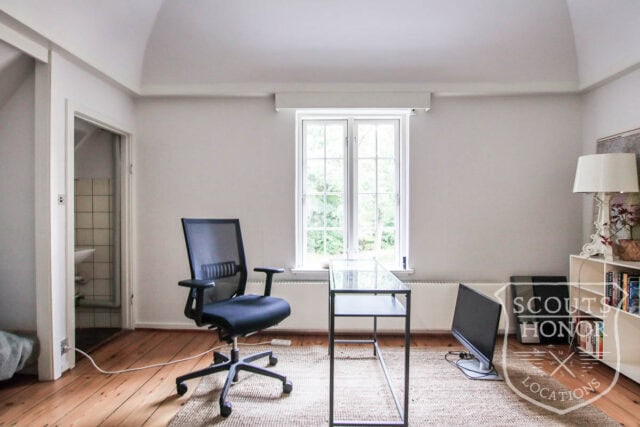 rødt hus stråtækt mødelokale i skoven nordsjælland location denmark scoutshonor 44