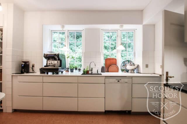 rødt hus stråtækt mødelokale i skoven nordsjælland location denmark scoutshonor 51