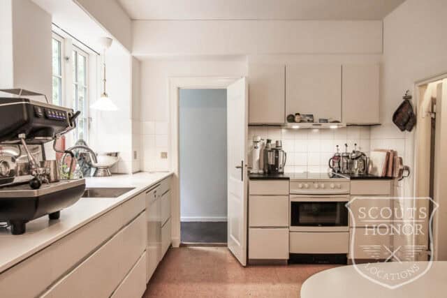 rødt hus stråtækt mødelokale i skoven nordsjælland location denmark scoutshonor 53