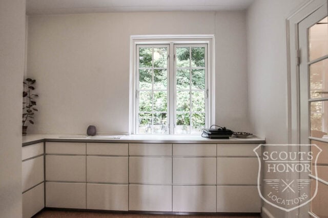 rødt hus stråtækt mødelokale i skoven nordsjælland location denmark scoutshonor 55