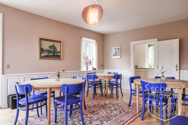 rødt hus stråtækt mødelokale i skoven nordsjælland location denmark scoutshonor 56