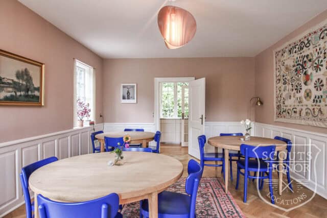 rødt hus stråtækt mødelokale i skoven nordsjælland location denmark scoutshonor 59