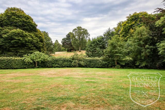 rødt hus stråtækt mødelokale i skoven nordsjælland location denmark scoutshonor 63