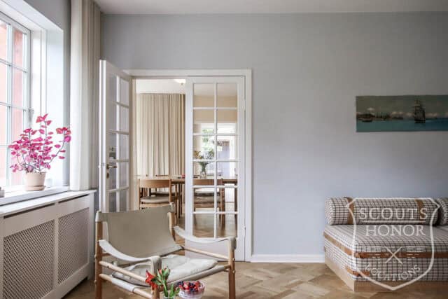 rødt hus stråtækt mødelokale i skoven nordsjælland location denmark scoutshonor 71