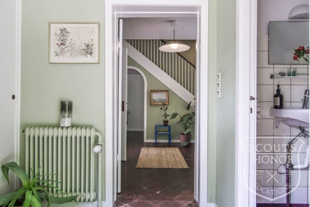 rødt hus stråtækt mødelokale i skoven nordsjælland location denmark scoutshonor 84