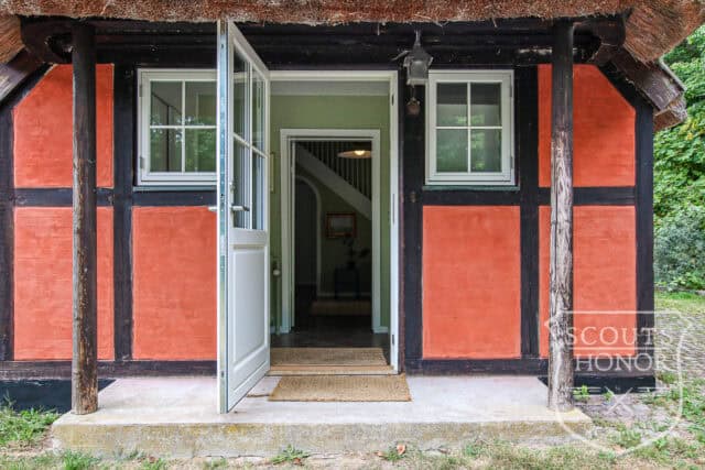 rødt hus stråtækt mødelokale i skoven nordsjælland location denmark scoutshonor 85