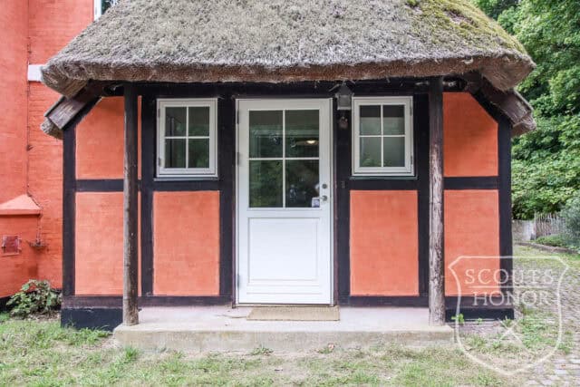 rødt hus stråtækt mødelokale i skoven nordsjælland location denmark scoutshonor 87