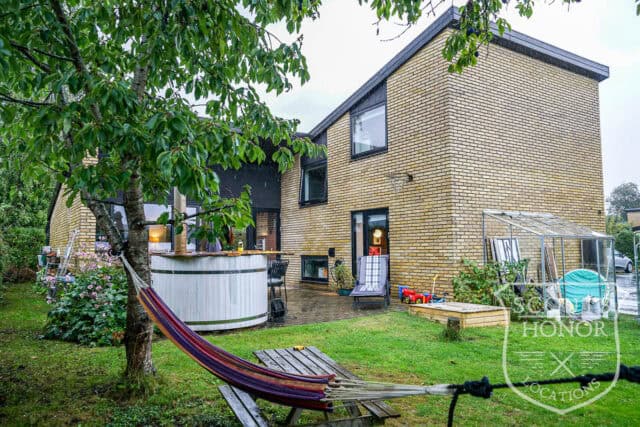 outdoor jacuzzi townhouse retro aarhus villa location denmark scoutshonor 09