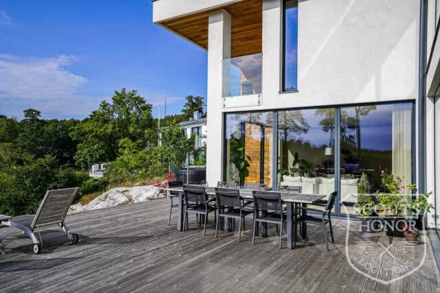 villa naturtomt modern arkitektur utsikt över sjö klippor location denmark scoutshonor 23