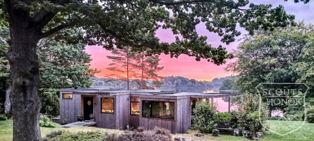 sommerhus moderne arkitektur udsigt til sø naturgrund idyllisk location denmark scoutshonor 01
