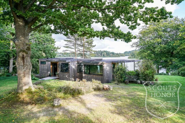 sommerhus moderne arkitektur udsigt til sø naturgrund idyllisk location denmark scoutshonor 02