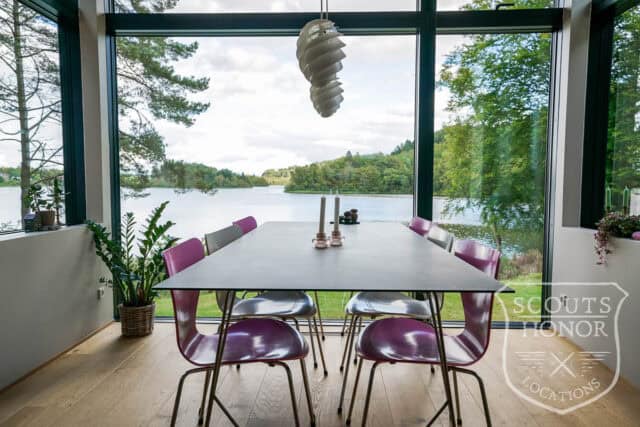 sommerhus moderne arkitektur udsigt til sø naturgrund idyllisk location denmark scoutshonor 68