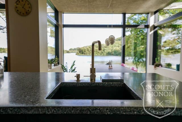 sommerhus moderne arkitektur udsigt til sø naturgrund idyllisk location denmark scoutshonor 72