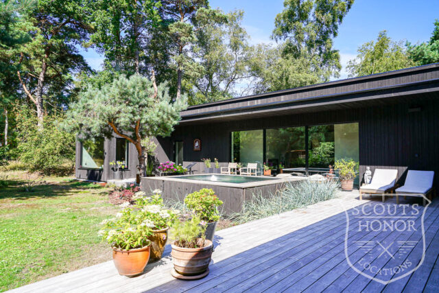 modern arkitektur sydeuropeisk känsla hus i skogen skåne utekök location sweden scoutshonor 33