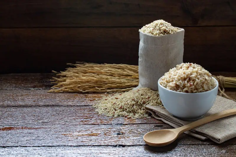 Cook,And,Raw,Brown,Rice,In,White,Ceramic,Bowl,On
