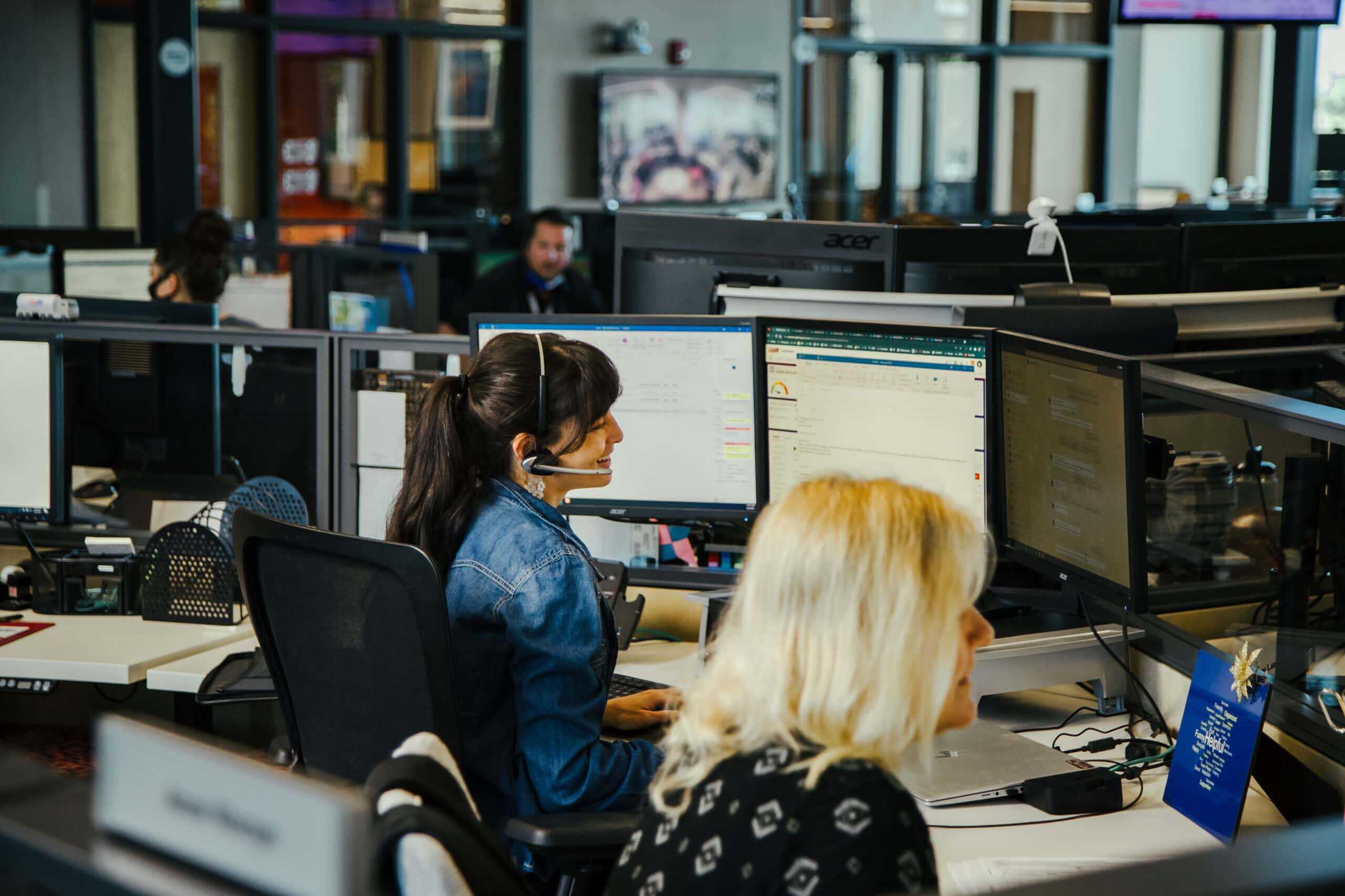 Efficient energy operations team managing U.S. energy infrastructure and power grid.