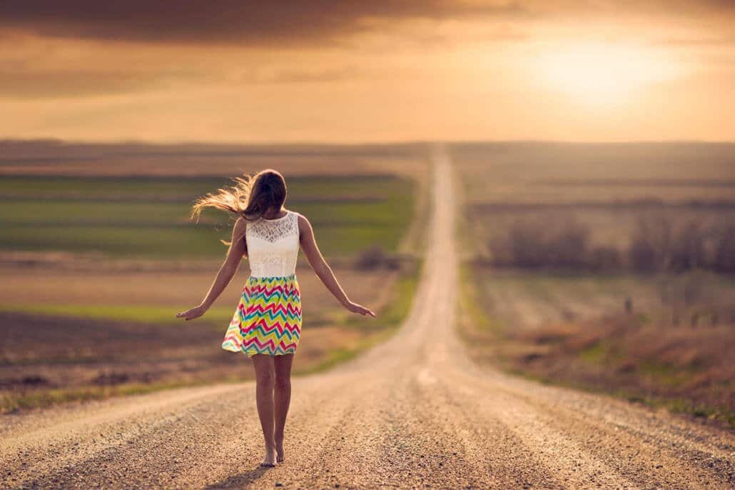 A képen egy lány sétál a naplementében, ami a tízmilliószoros nap vágyait tükrözi