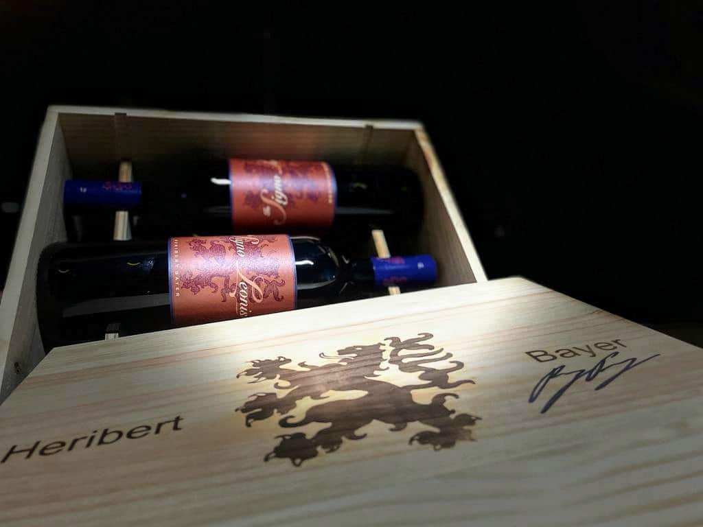 Holzkiste und In Signo Leonis 2020