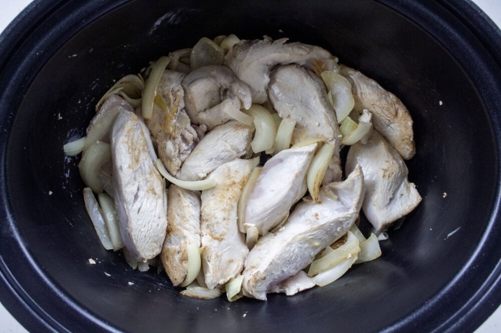 lightly sauteed chicken and onion strips in the sizzle and stew crockpot bowl