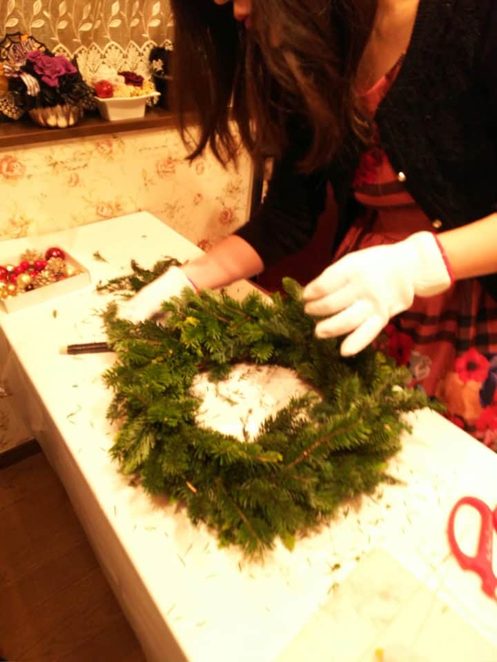レッドのリボンでエレガントなクリスマスリースレッスン 東京立川 国立 国分寺 草月流いけばな教室 フラワーアレンジメント教室 オーダー アトリエクリスタルローズ レッドのリボンでエレガントなクリスマスリースレッスン 東京立川 国立 国分寺 草月流いけばな教室 フラワーアレンジメント教室 オーダー アトリエクリスタルローズ