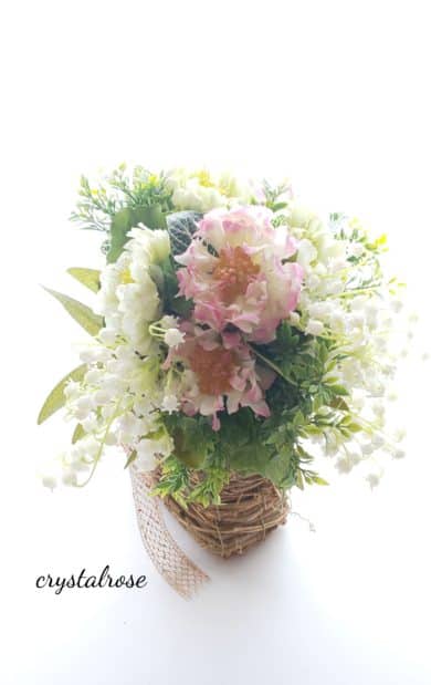 スズランとスカビオーサの花束を籐のミニバッグに入れて 東京立川 国立 国分寺 草月流いけばな教室 フラワーアレンジメント教室 オーダー アトリエクリスタルローズ