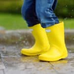 Kiedy warto wymienić zimowe buty na kalosze? Cechy dobrych kaloszy dziecięcych na wiosnę