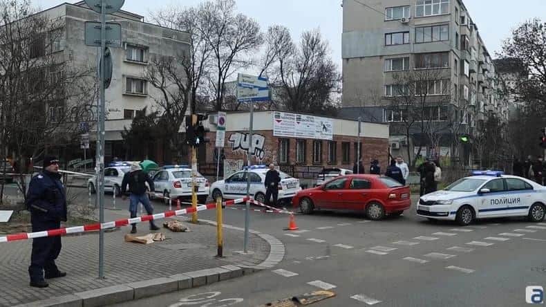 (ВИДЕО) Крвав инцидент во Софија: Жена со нож напаѓаше луѓе на улица, тројца повредени