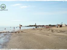 Caorle im Herbst Strandsapziergang mit Blick auf die Fischerkirche - Gartenblog Topfgartenwelt