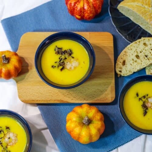 sehr cremige Kürbissuppe mit Mascarpone schwarzem Reis und Garnelen - Foodblog Topfgartenwelt