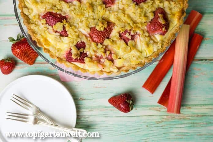 Köstlicher Erdbeer-Rhabarber-Kuchen mit Pudding-Creme und Streuseln. Eignet sich super für eine Kaffeetafel.