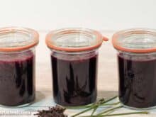 Heidelbeermarmelade mit Lavendel und Orangensaft aus das Einkochbuch - Foodblog Topfgartenwelt