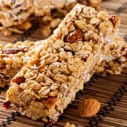 This easy granola bars recipe makes homemade healthy granola bars everyone will love! They're perfect for breakfasts, snacks or packed lunches!