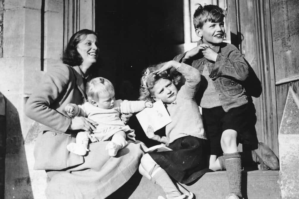 photographic portrait of dame dorothy crowfoot hodgkinson with her three children